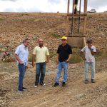 Em Campos Sales, Secretaria de Obras inicia limpeza de açude poço de pedra para receber água da chuva na quadra invernosa