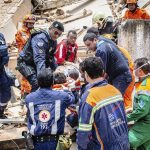 Com todos os recursos empregados, forças de segurança trabalham para resgatar pessoas com vida em local de desabamento