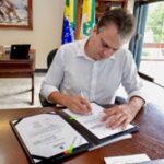 COVID-19: GOVERNADOR CAMILO SANTANA ASSINA CONTRATO PARA COMPRA DE 5,8 MILHÕES DE DOSES DA VACINA RUSSA PARA O CEARÁ