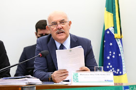 DEPUTADOS COBRAM INVESTIGAÇÃO DE DENÚNCIAS CONTRA MINISTRO DA EDUCAÇÃO