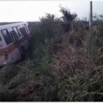 Ônibus com estudantes derrapa e cai em ribanceira de rodovia no interior do Ceará