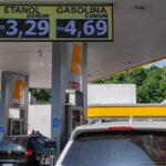 Queda de R$ 2,14 na gasolina em dois meses traz alívio, mas consumidor espera mais redução