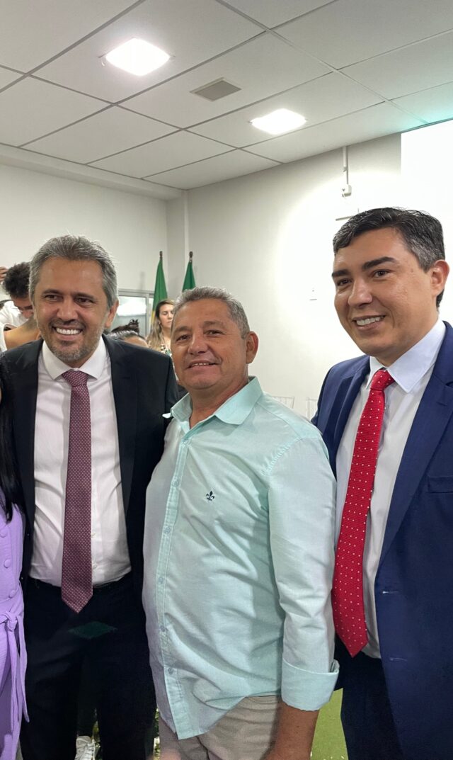 Na foto em anexo, o prefeito de Salitre Dodó juntamente com o governador Elmano e do prefeito de Chorozinho Júnior Castro
