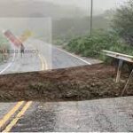 Carros caem em cratera aberta pela chuva na rodovia CE-384, que liga Mauriti ao estado da Paraíba