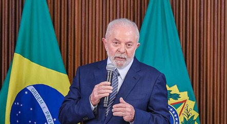 Lula deixa assinado decreto do salário mínimo de R$ 1.412 em 2024