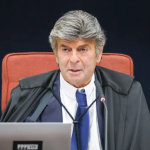 FUX SEGURA VOTO E ATRASA ACÓRDÃO QUE CONFIRMA CONDENAÇÃO DE BOLSONARO A 27 ANOS DE PRISÃO