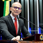 SENADOR DO PT APRRSENTA PROPOSTA PARA ZERAR IR PARA PROFESSORES QUE GANHAM ATÉ R$ 10 MIL