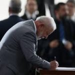 Lula assina indulto que perdoa presos sem beneficiar quem atentou contra a democracia