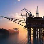 Petróleo dispara e passa de US$ 115 após ataque do Irã; guerra pressiona energia global